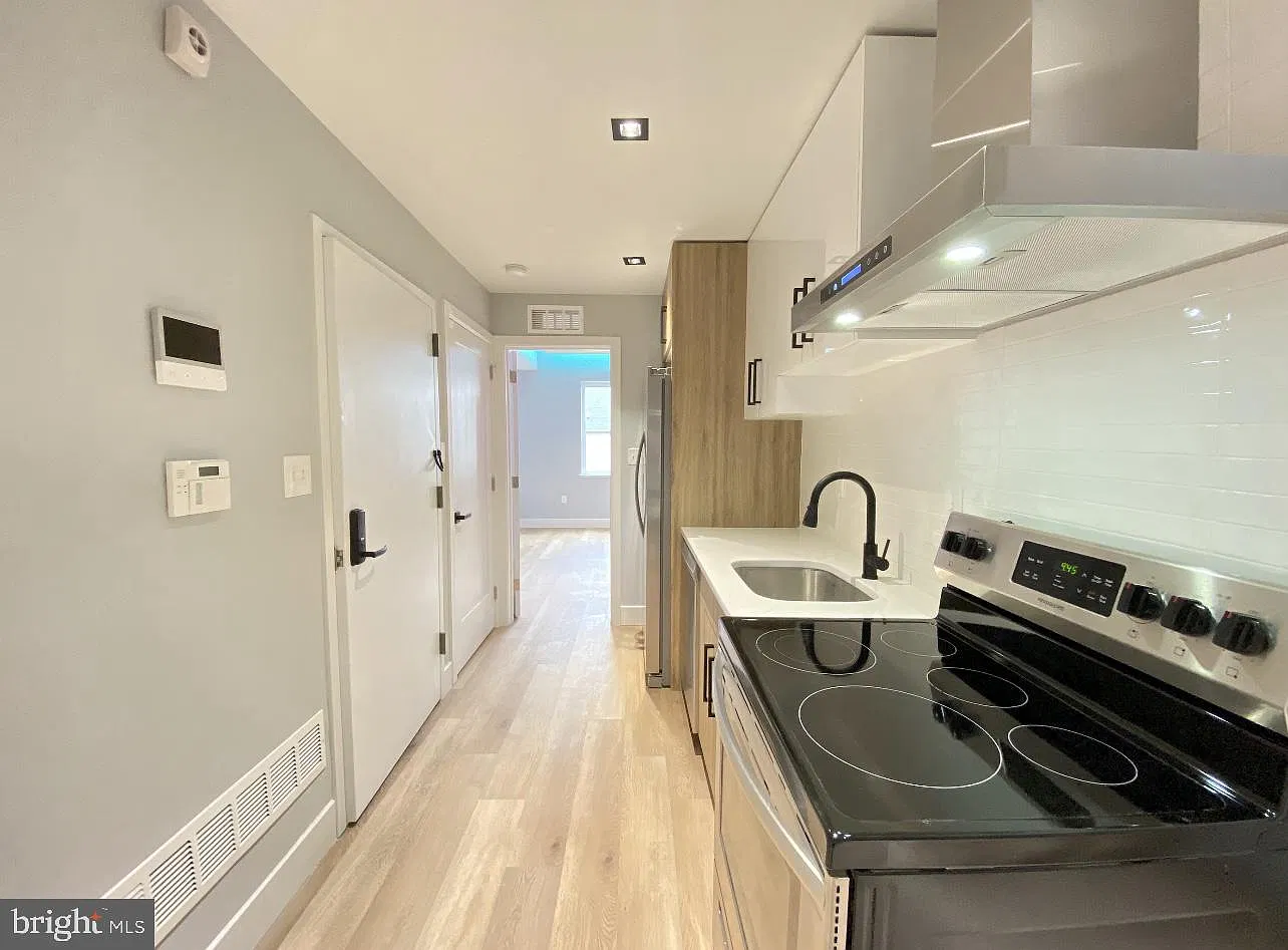 4 bed, 4.0 bath, 1238 sqft, $3,500 — Photo 2