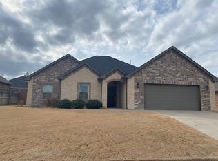 808 Chestnut Grove Dr, Cleburne, TX 76033