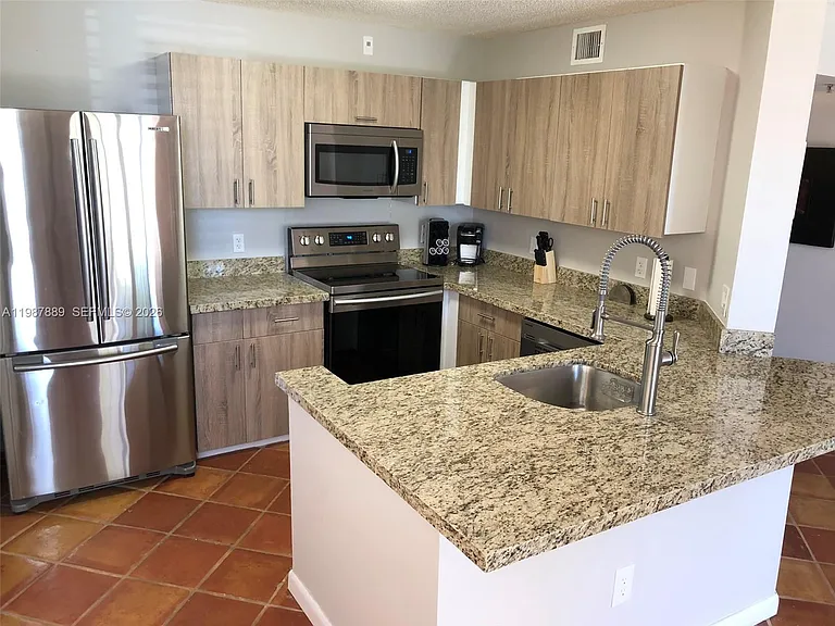 19901 E Country Club Dr #2206 — Photo 6