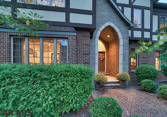 2nd image of 220 Oakwood Dr