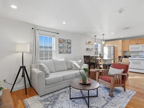 11 Columbia Rd APT 7, Wakefield, MA 01880