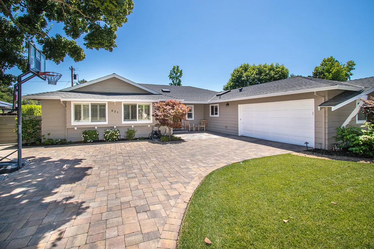 Building Photo - 631 Twelve Acres Dr