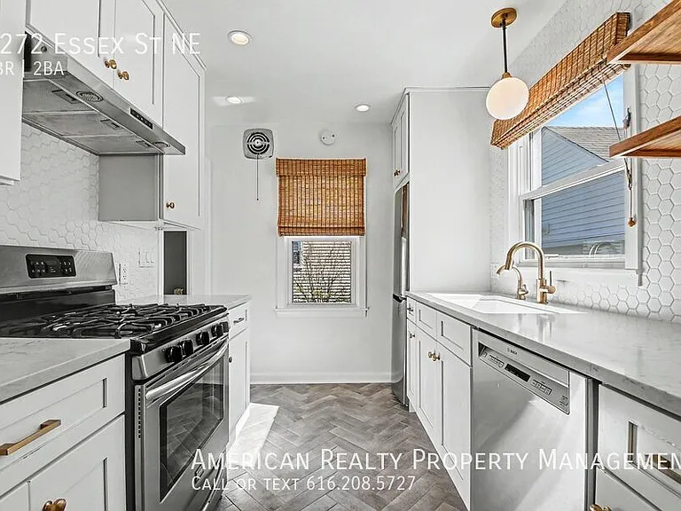 3272 Essex St NE — Photo 4