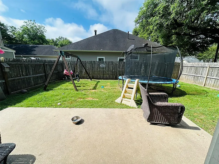 319 Jones St — Photo 15