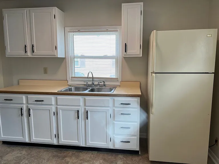 1431 Lincoln Dr — Photo 2