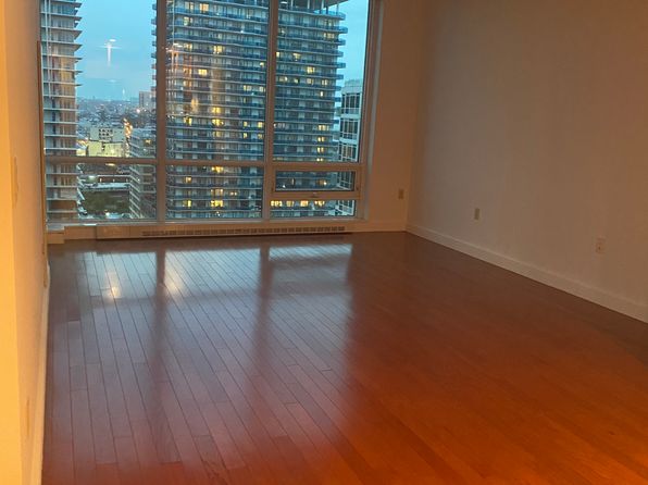 1 Shore Ln APT 2006