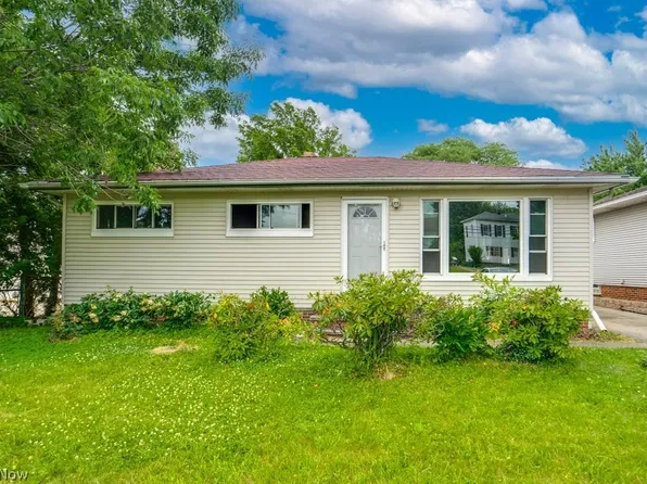 5833 Stumph Rd, Parma Heights, OH 44130