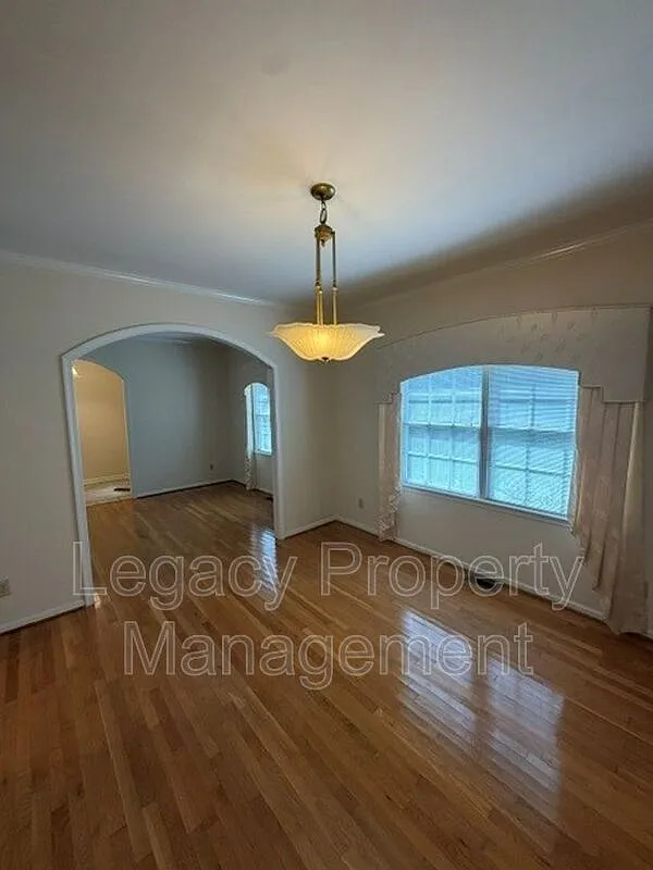 3 bed, 3.0 bath, 2018 sqft, $2,100 — Photo 3