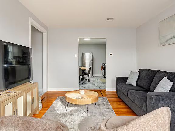 2nd image of 25 W 51st St