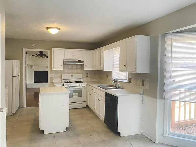 2021 Hunters Cove Dr — Photo 5