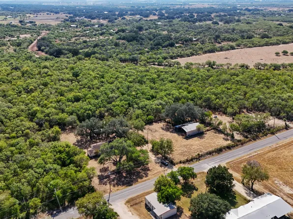 663 County Road 664, Devine, TX 78016