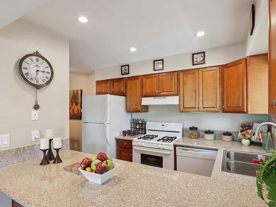 2 Bedroom 2 Bathroom Model (1,093 sqft.)

Kitchen