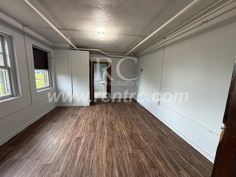 210-148 E Walnut St — Photo 11