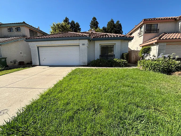 4909 Felicia Way — Photo 1