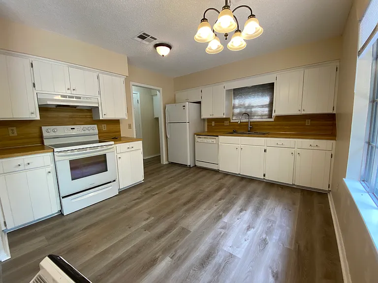 1001 E Knapp Ave — Photo 4