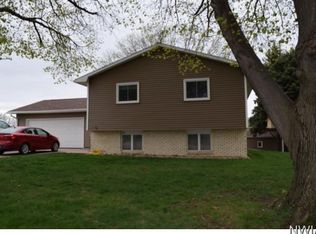 891 Country Club Dr, Akron, IA 51001