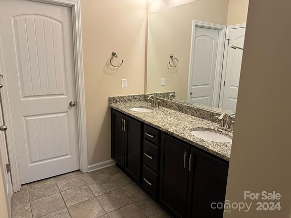 5th image of 209 Poplar St