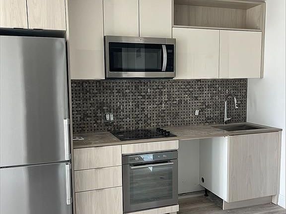 2nd image of 60 Princess St #1018