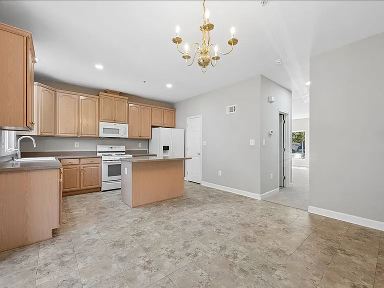 1004 Collindale Ave — Photo 10