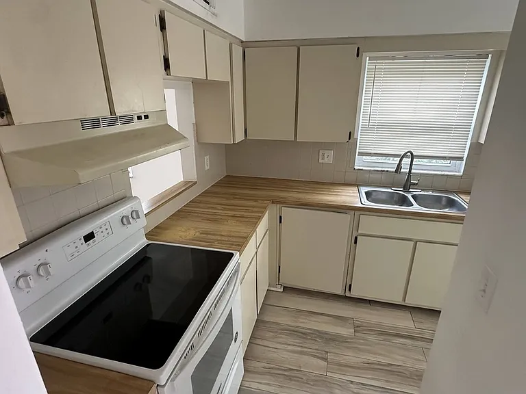 6509 Dumont Ave — Photo 1