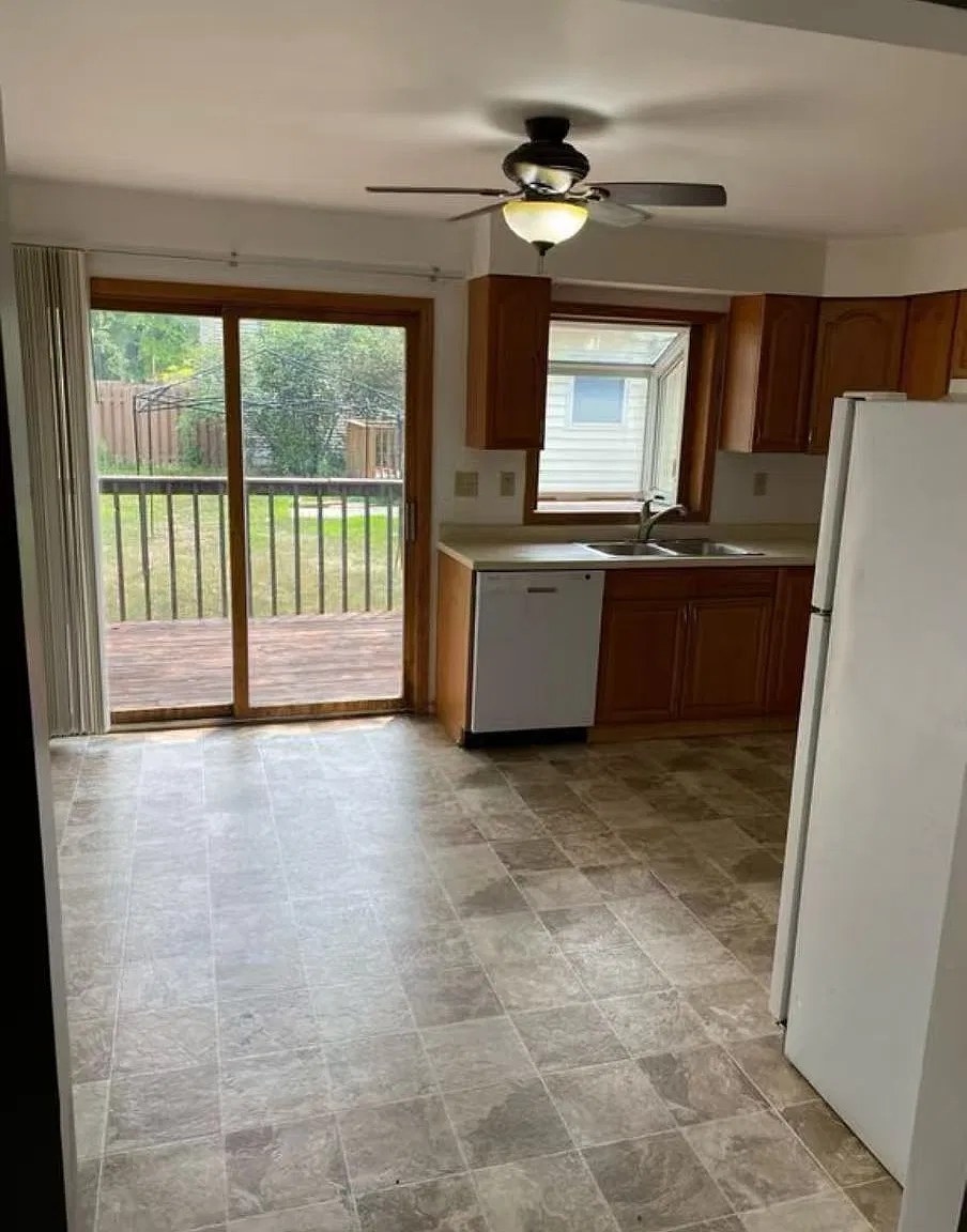 3 bed, 1100 sqft, $1,900 — Photo 3