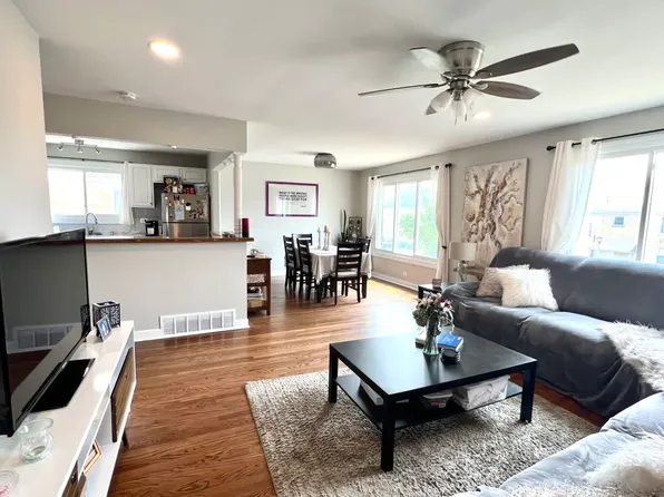 5021 Church St Unit 2, Skokie, IL 60077