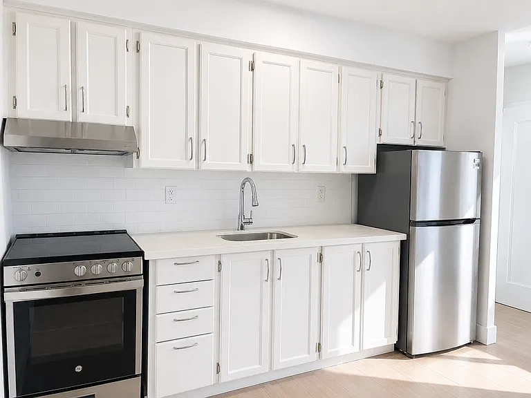 2373 Bloor St W — Photo 8