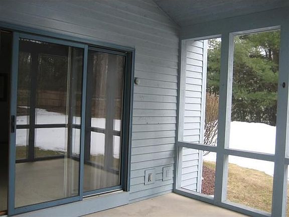 3rd image of 32 Berkshire Dr W
