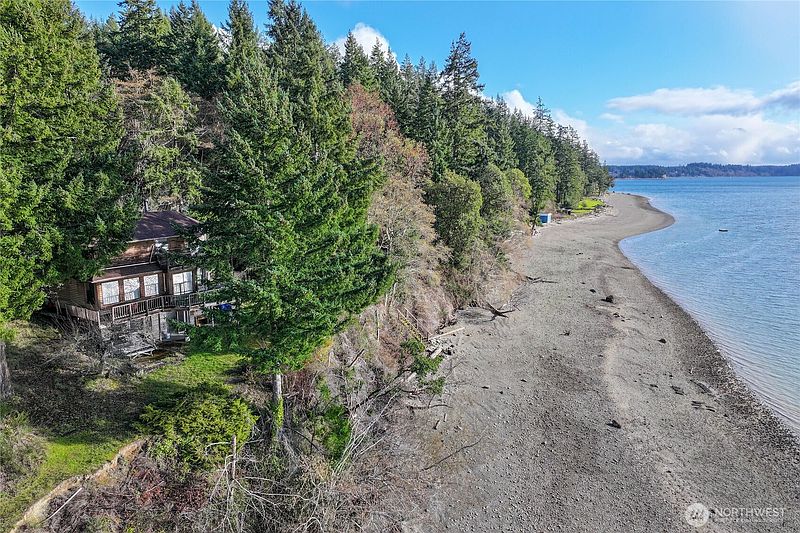 2nd image of 820 E Burgundy Road