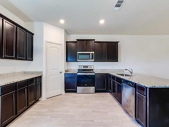 5th image of 172 Allington Cir