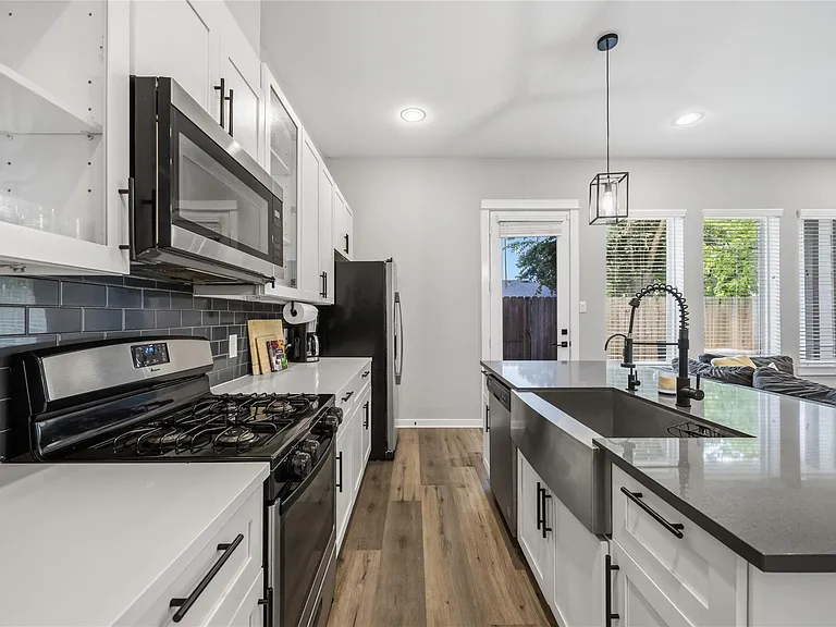 6723 Parker Oaks Ln — Photo 2