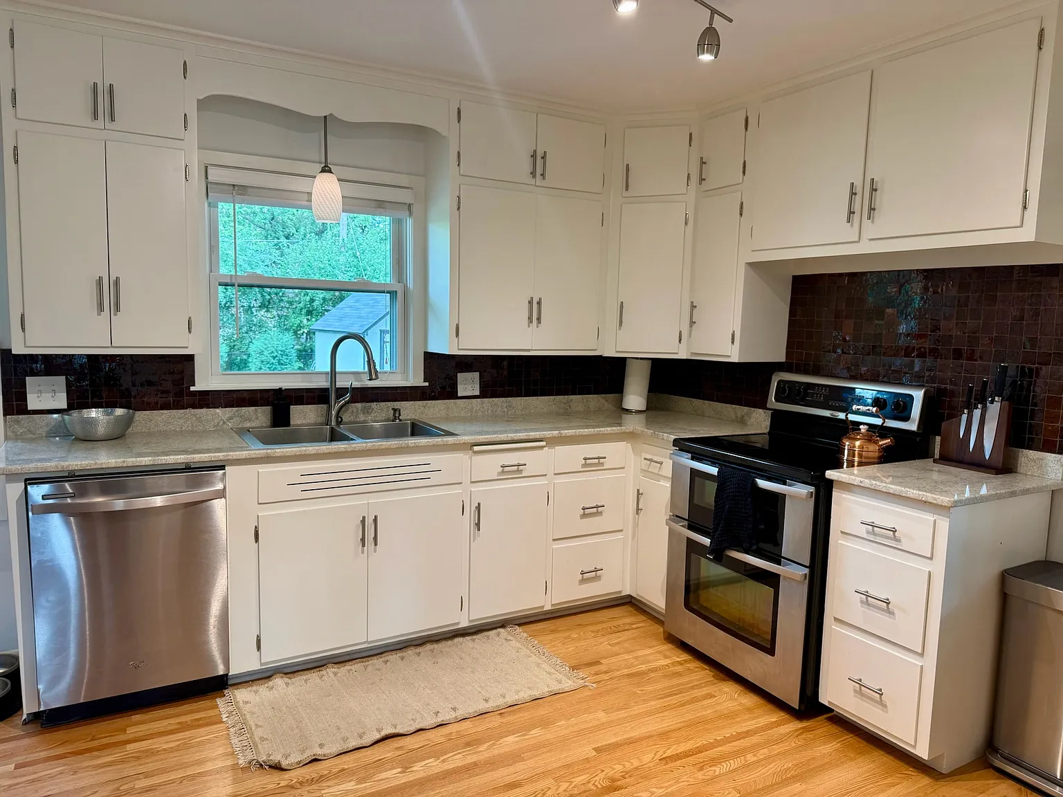 4-Bedroom St. Louis Park Stunner Available 10/1! — Photo 4