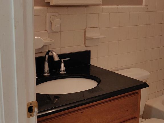 4th image of 905 N C St