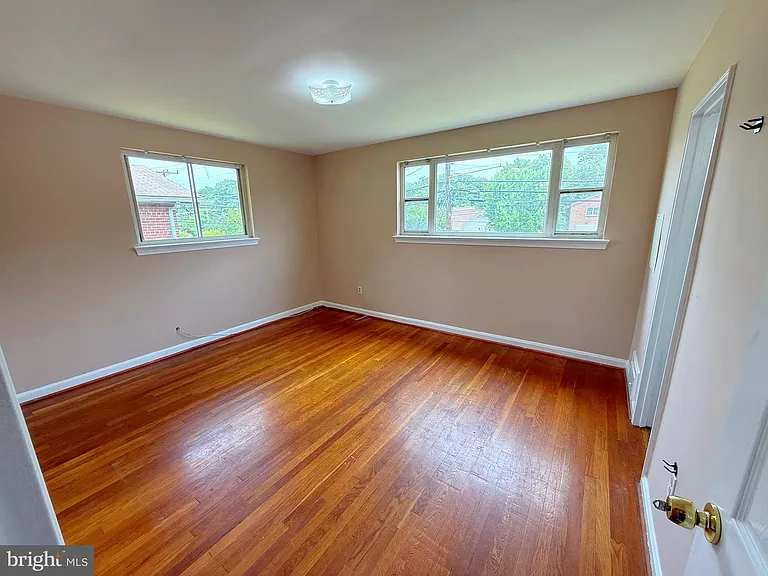 7104 Adelphi Rd — Photo 12