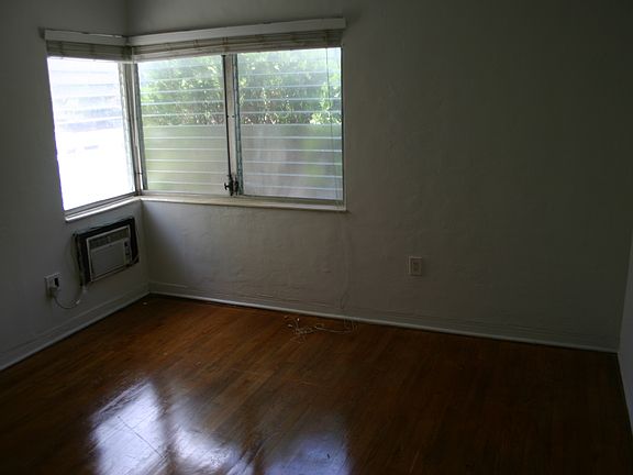 5th image of 955 Bay Dr #1