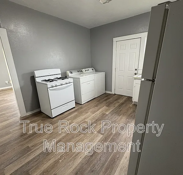 225 N Hope St — Photo 5