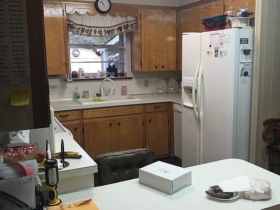 Breakfast bar in kitchen 