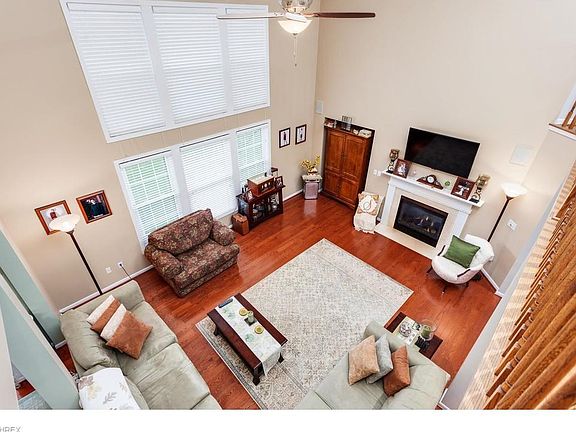 Balcony over looking the family room. Nice high ceilings.