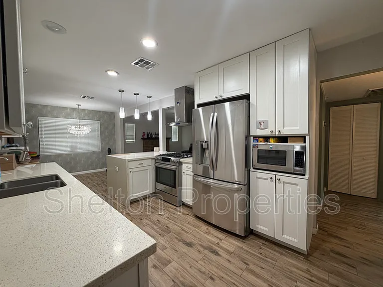 2514 E Fairmount Ave — Photo 17