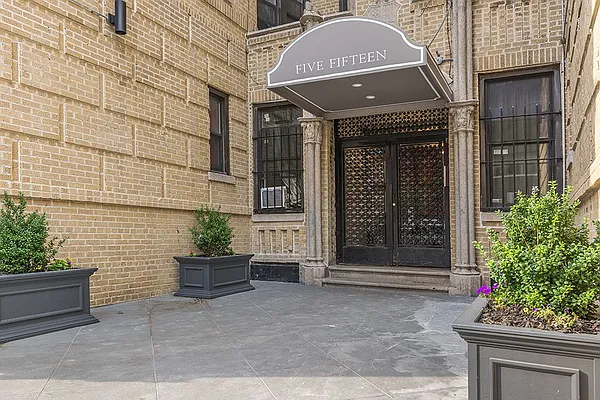 Rented by Dixon Advisory USA Inc. | media 10