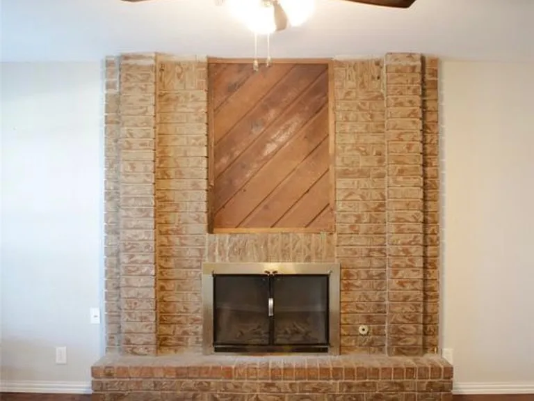 1108 W Fredericksburg St — Photo 6