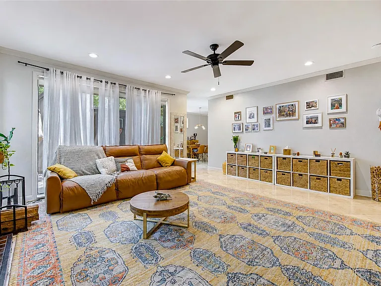 239 Litchfield Ln — Photo 4