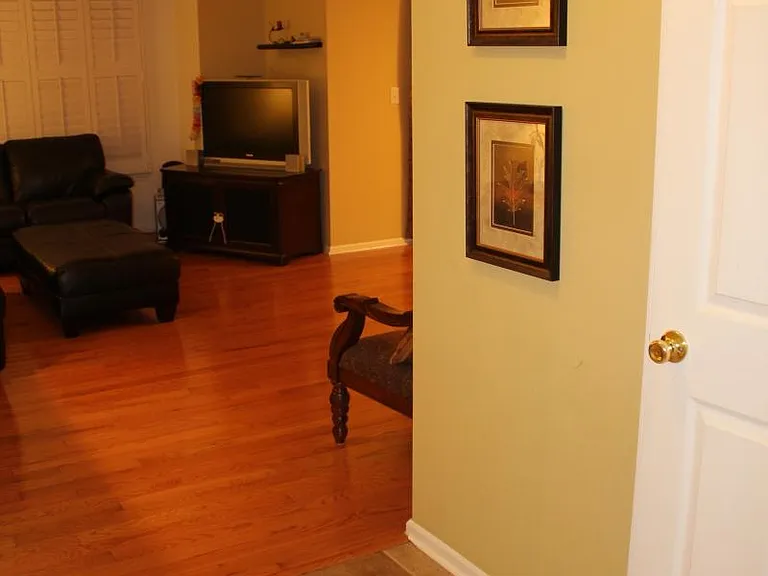 122 Wallace Ct — Photo 4