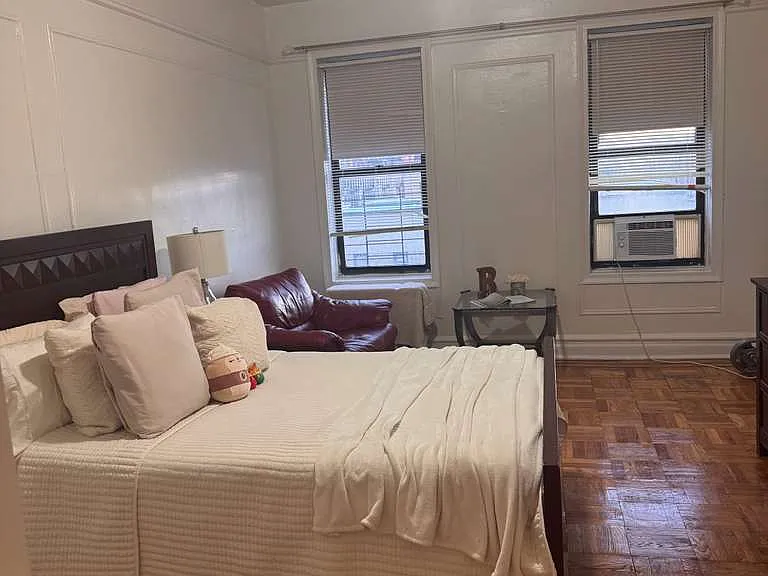 137-139 Nagle Ave — Photo 1