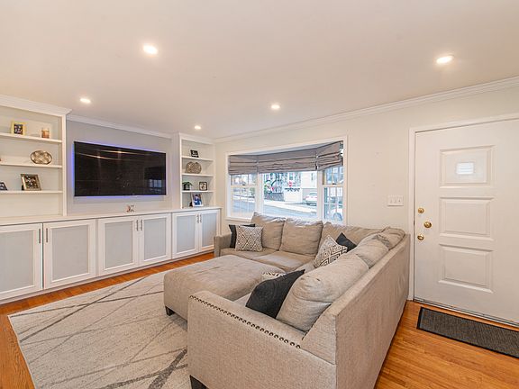 4th image of 466 Franklin Ave