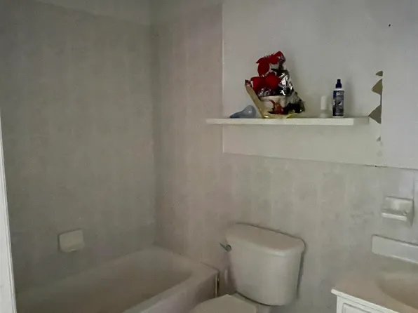 104 Clinton Avenue image 8 of 11