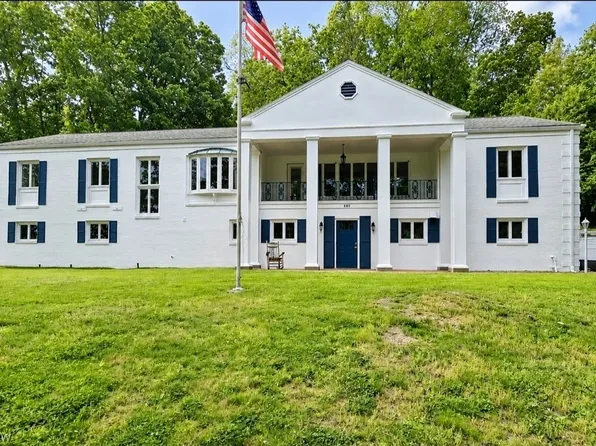 885 Sheridan Rd, Coshocton, OH 43812