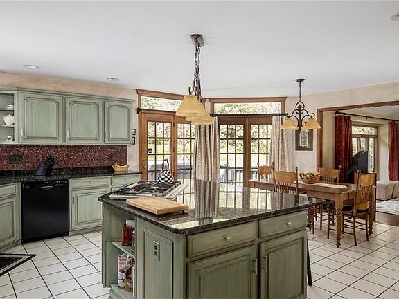 3rd image of 176 Stoneridge Ct