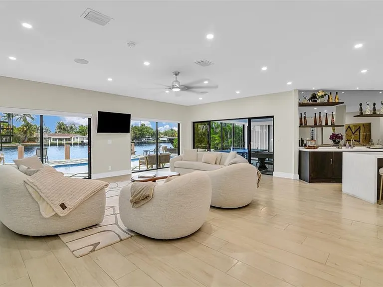 319 S Riverside Dr — Photo 10