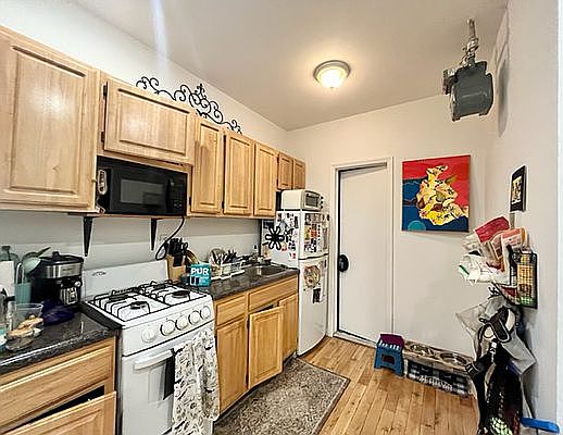 3rd image of 308 E 6th St APT 15